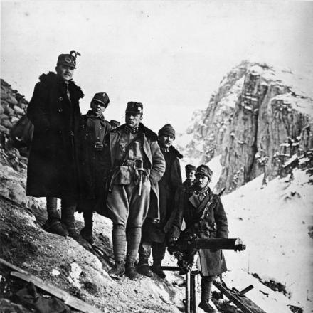 Ufficiali austro-ungarici con armi italiane - Fonte: © IWM (Q 114806)