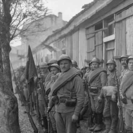 Truppe russe aspettano di poter entrare a Monastir - Fonte: © IWM (Q 32855)