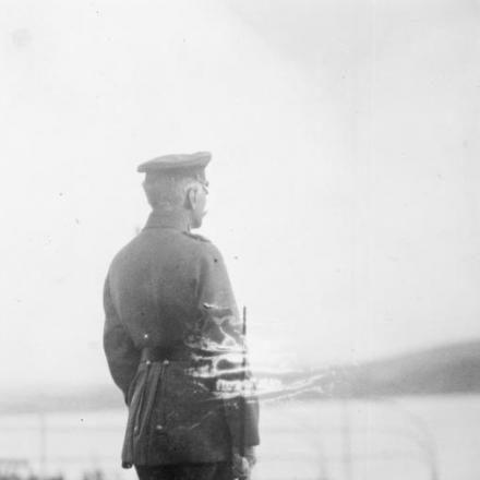 Il generale Mackensen guarda le truppe che attraversano il Danubio - Fonte:© IWM (Q 52240) 