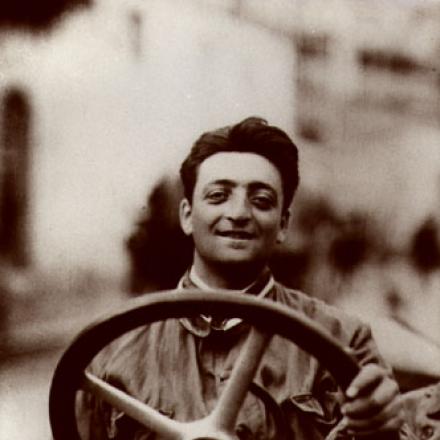 Un giovane Enzo Ferrari al posto di guida di un'autovettura - Immagine di pubblico dominio Un giovane Enzo Ferrari al posto di guida di un'autovettura - Immagine di pubblico dominio