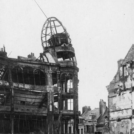 La seconda battaglia di Aisne. Edifici in rovina a St. Quentin, aprile 1917. © IWM (Q 87696)
