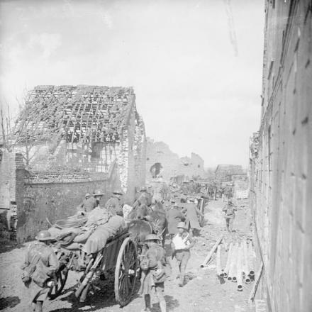 La battaglia di Scarpe. Una colonna di artiglieria da trasporto che si muove attraverso Arras verso la linea del fronte il 12 aprile 1917.7.© IWM (Q 6191)