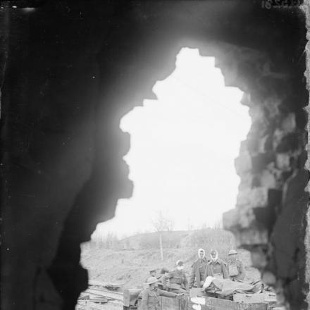 Soldati britannici feriti spostati dalla ferrovia leggera fuori Feuchy, il 29 aprile 1917. © IWM (Q 5281)