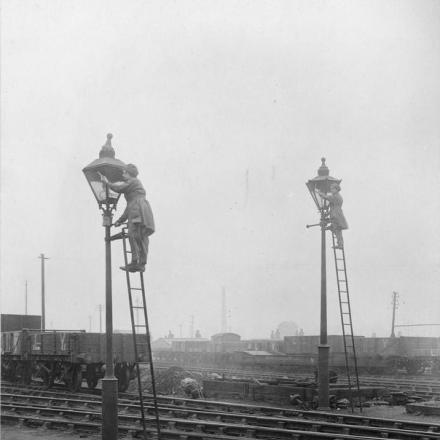 Lavoratrici della Lancashire e della Yorkshire Railway impiegate nell'osservazione delle lampade, fatte rispettare a causa delle restrizioni sull'illuminazione, il 15 maggio 1917. Tre donne in totale furono impiegate in questo lavoro. © IWM (Q 109884)
