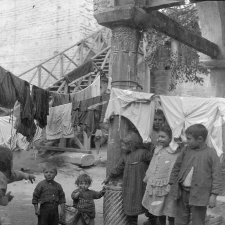 Bambini rifugiati a Salonicco durante la prima guerra mondiale. © IWM (Q 31892) 