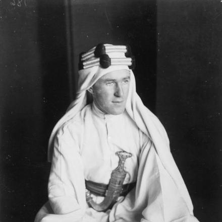 T. E. Lawrence in abiti arabi. © IWM (Q 73535)