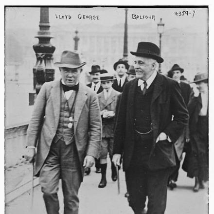 Il primo ministro David Lloyd George, liberale, con il ministro degli esteri Arthur James Balfour conservatore durante la Conferenza alleata a Parigi, luglio 1917. © Congress Library pnp_ggbain25470