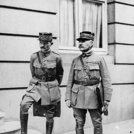 Il maresciallo Ferdinand Foch (a destra) e il generale Maxime Weygand (a sinistra) fuori dal loro hotel a Londra, il 7 agosto 1917.  © IWM (Q 53996)
