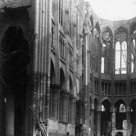 Militari tedeschi controllano l'entità della distruzione della cattedrale di Saint-Quentin dopo il bombardamento britannico dell'agosto 1917. © IWM Q 87821