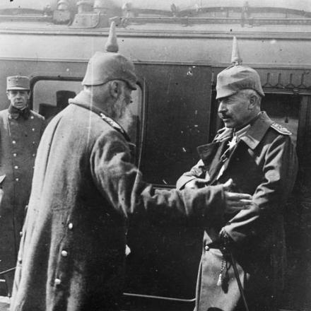 Il Kaiser Guglielmo II salutato dal principe Leopoldo di Baviera al suo arrivo a Riga, il 3 settembre 1917. © IWM (Q 23954)