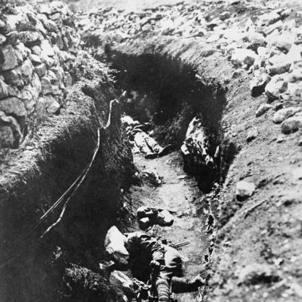Soldati italiani morti nelle trincee sul Monte San Michele vicino a Gradisca, valle dell'Isonzo. © IWM (Q 65096)