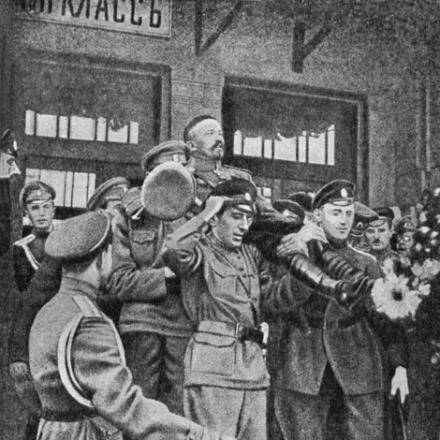 Il generale russo Lavr Kornilov salutato dai suoi ufficiali.