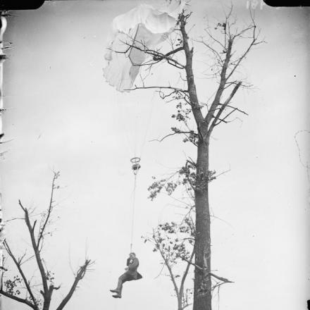 Battaglia di Menin Road Ridge. Il paracadute di un ufficiale impigliato tra i rami di un albero. Vicino a Zillebeke, 20 settembre 1917. © IWM Q 5981