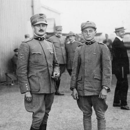 " Il capitano Giulio Laureati con il suo meccanico mitragliatore Tonso nel periodo del volo da Torino a Londra.  © IWM (Q 54770)"