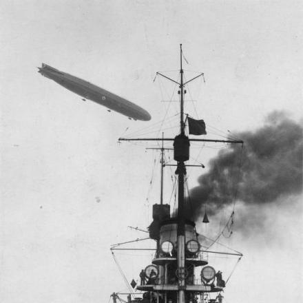 La corazzata tedesca SMS Bayern, accompagnata da uno Zeppelin in servizio di ricognizione, in rotta per l'isola di Saaremaa (Osel), ottobre 1917. © IWM Q 87082