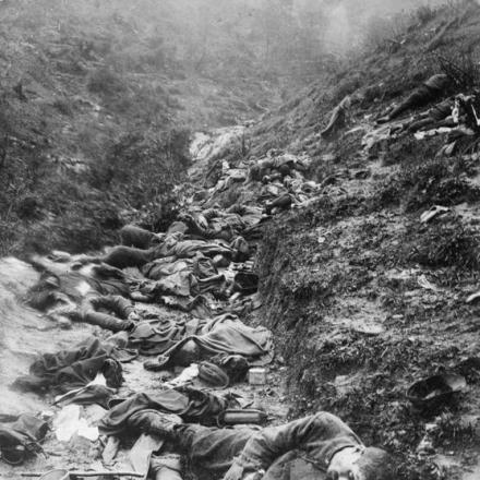 Truppe italiane uccise in un attacco di gas, sulle alture di Tolmin (Tolmein) © IWM (Q 23968)