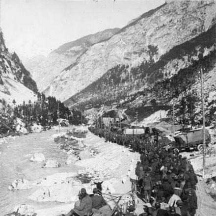 Una lunga colonna di prigionieri italiani catturati durante la battaglia del Fiume Tagliamento, il 4 novembre 1917. © IWM (Q 60421)