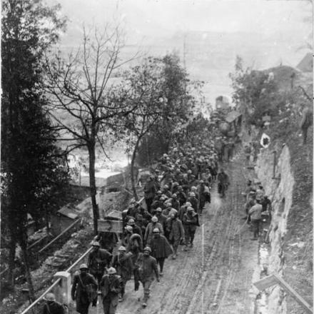 Prigionieri italiani catturati a Vittorio, l'8 novembre 1917. © IWM (Q 60417)