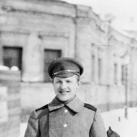 Un soldato che indossa il nastro rosso intorno al braccio per indicare la sua fedeltà alla rivoluzione bolscevica. © IWM Q 69410