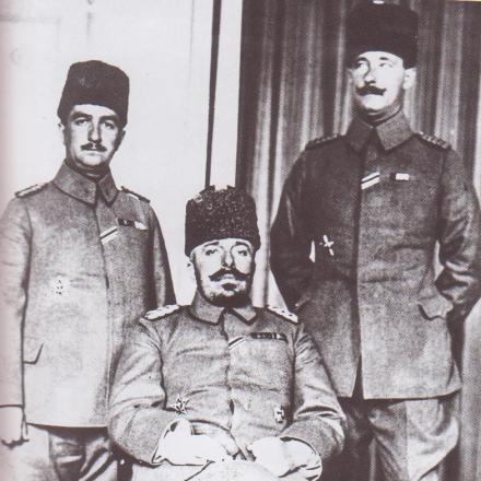 Il comandante della Terza Armata Ottomana  Wehib Pasha (al centro) firmatario dell'armistizio di Erzincan -  Wikimedia Commons - Public domain