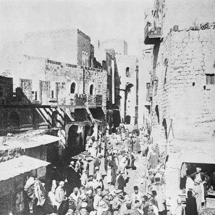 L'ingresso dell'Haram a Hebron, all'interno del quale si trova la grotta di Macpela, la tradizionale tomba di Sara, Abramo, Isacco, Rebecca, Lia e Giacobbe. © IWM Q 12597