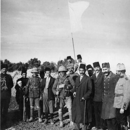 Il sindaco di Gerusalemme Hussein Salim al-Husseini, tenta di consegnare ai sergenti James Sedgwick e Frederick Hurcombe la lettera del governatore turco, con la resa della città, la mattina  del 9 dicembre 1917. I due sergenti si rifiutarono di prendere la lettera, che alla fine fu accettata dal generale di brigata CF Watson. © IWM Q 13213B