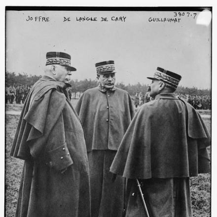 Il Generale francese Adolphe Guillaumat (sinistra), con i generali Fernand de Langle de Cary (centro) e Joseph Joffre (destra). © Congress Library pnp_ggbain.21404