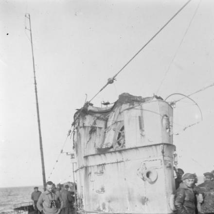 Un sottomarino tedesco rientra con la torre di comando danneggiata.  © IWM Q 53045