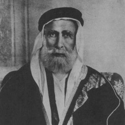  Lo sharif della Mecca al-Ḥusayn ibn ʿAlī autoproclamatosi re del Hijāz. © arabianheritagesource.com - public domani - Wikipedia