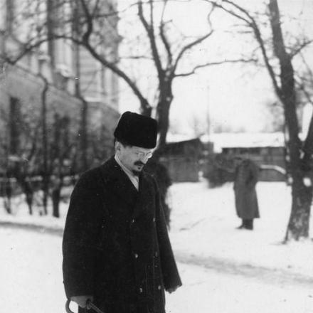 Leon Trotsky, commissario del popolo per gli affari esteri della Russia sovietica,  a Brest-Litovsk. Dicembre 1917. © IWM Q 86830