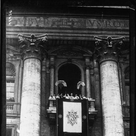 Benedetto XV; nella foto benedice la folla in piazza San Pietro dopo la sua elezione. © BNF Gallica - Agence Meurisse ark_12148_btv1b90551047