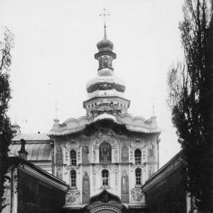 Ufficiali tedeschi di fronte al monastero Pechersk Lavra a Kiev, 1918. © IWM Q 86590