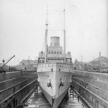 Bacino di carenaggio a Hull. Nella foto del 1916 la  HMS Vindex. © IWM Q 73767