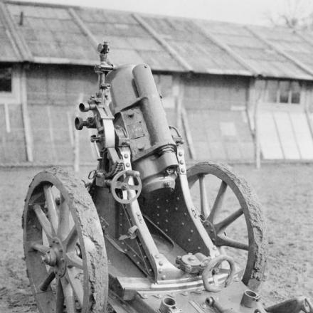 Un Minenwerfer tedesco da 17,5 cm (mortaio da trincea), catturato dagli americani. Serches, 20 marzo 1918. © IWM Q 93200