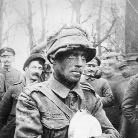 Soldato dei Royal Irish Rifles fatto prigioniero dai tedeschi, aprile 1918. © IWM (Q 24043)
