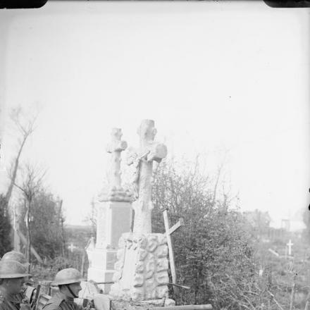 Truppe del decimo battaglione, reggimento della regina (Royal West Kent) con una mitragliatrice Lewis in una trincea che attraversa un cimitero nel saliente di Ypres, il 29 aprile 1918. © IWM (Q 7876)