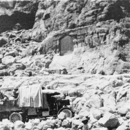 Persia - Camion dell'esercito britannico bloccato sulla riva rocciosa del fiume. © IWM (Q 72923)