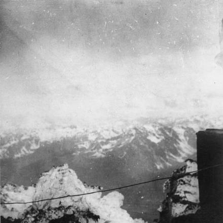 Gli alpini del IV Gruppo che indossano una tuta bianca stanno per attaccare il Monte Zigolon e la Cima Bresena, nel Trentino occidentale, il 25 maggio 1918. © IWM 