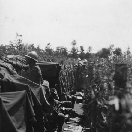 Le truppe italiane presidiano una trincea sul Piave, nel giugno del 1918. © IWM (Q 65249)