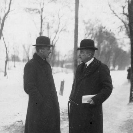 Il conte Ottokar Czernin, ministro degli esteri austro-ungarico, a sinistra, e Richard von Kühlmann, il ministro degli Esteri tedesco, a destra. © IWM (Q 86716)