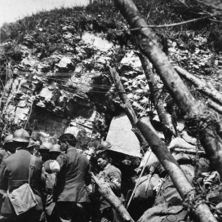 Personale medico italiano che si occupa degli effetti del fuoco di granate sui soldati italiani sul Monte di Val Bella, Asiago.© IWM (Q 65197)