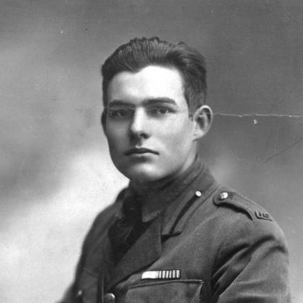 Hernest Hemingway con la divisa dell'esercito nel 1918. Facendo parte di una organizzazione umanitaria non avrebbe potuto indossarla. National Archives Identifier 192668 