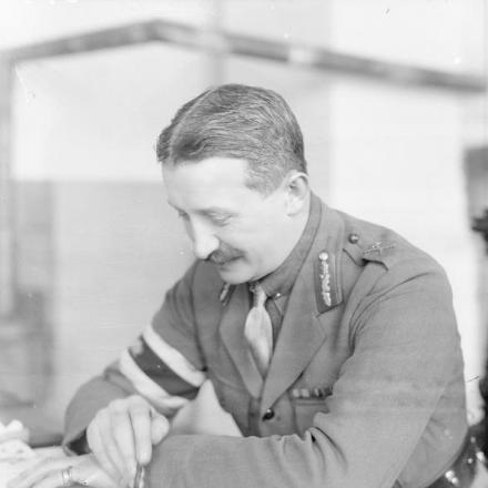 Generale di brigata Harry Needham,  presso il quartier generale della forza di spedizione della Russia del nord di Archangel. © IWM (Q 16505)