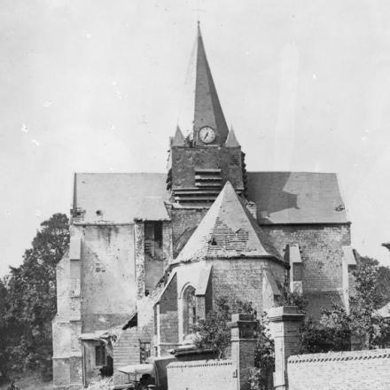Truppe britanniche che passano presso la chiesa di Mailly-Maillet, il 23 agosto 1918. © IWM (Q 60809)