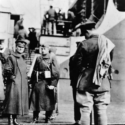 Truppe americane della nave da trasporto britannica HM Somali a Bakharitza, il 5 settembre 1918. © IWM (Q 102990)