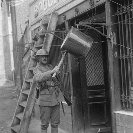 Un soldato portoghese con un allarme gas improvvisato a Festubert, il 15 settembre 1918. © IWM (Q 11338)