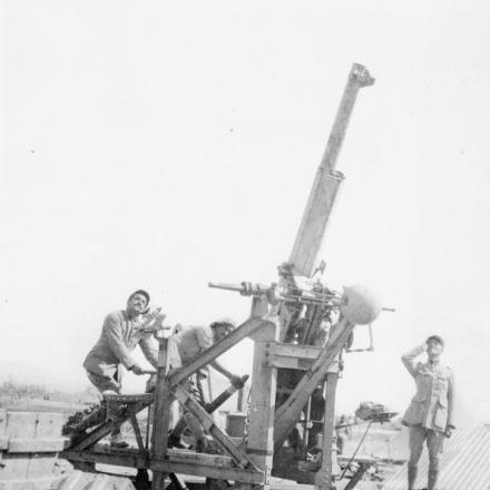 Macedonia. Cannone da campo francese da 75 mm montato per l'uso antiaereo. © IWM (HU 91353)
