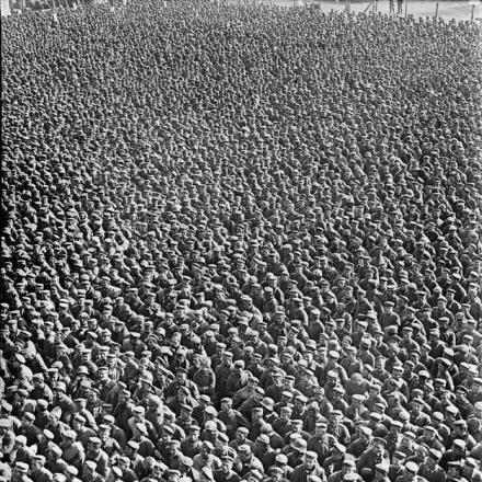 Battaglia del Canale di Saint-Quentin. Prigionieri in un campo provvisorio, Abbeville, 2 ottobre 1918.© IWM (Q 9353)