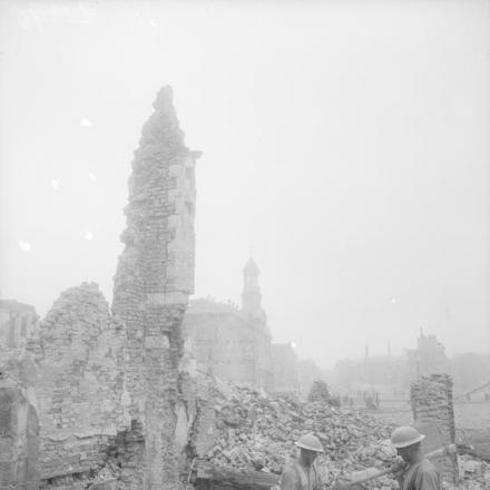 Fotografia scattata il 12 ottobre 1918 dei danni fatti nel centro di Cambrai dalle mine lasciate dai tedeschi in ritirata il 9 ottobre. © IWM (Q 9557)