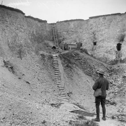 Una cava a Fresnoy sul fronte della 20a Divisione, che mostra le entrate ai passaggi molto estesi scavati nel gesso dai tedeschi, il 15 ottobre 1918. © IWM (Q 9570)